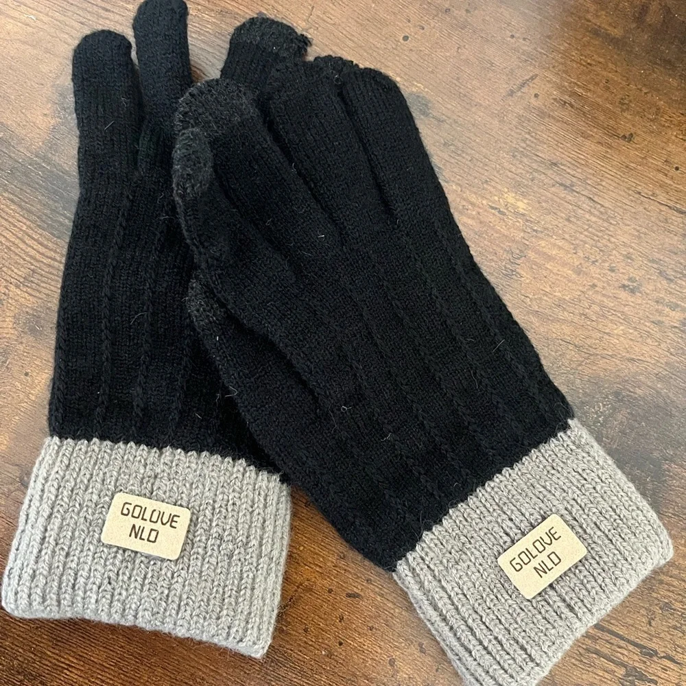 NWT Winter Stretchy Knit Touch Screen Gloves. Black grayish cream trim unisex